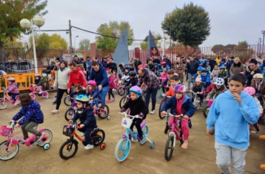 Más de 1.000 personas se sumaron a la Fiesta de la Bicicleta que recorrió las calles de Manzanares ayer