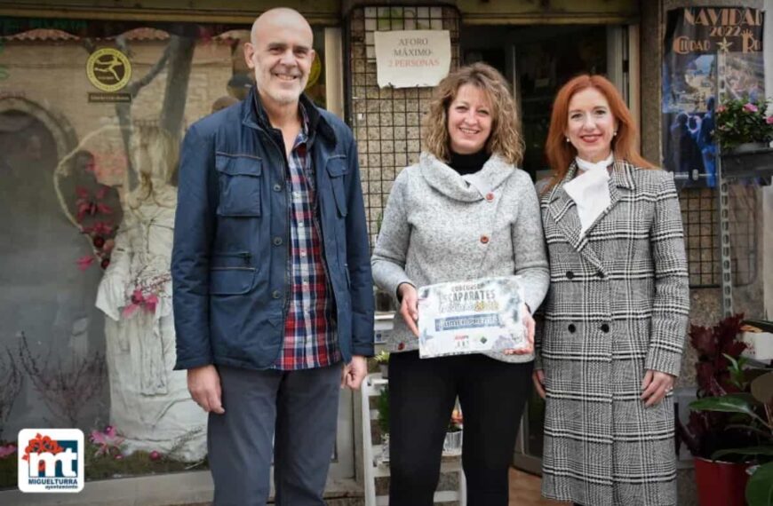Ganadores del Concurso de Escaparates Navideños 2022 en Miguelturra: Floristería «Tu Jardín», Merkamueble y Óptica Lara