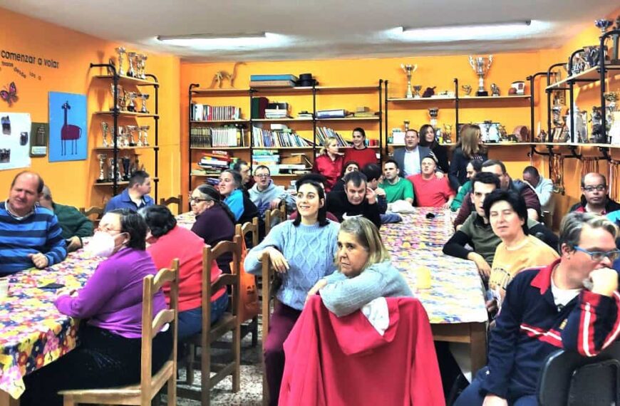 En las instalaciones de Aldabón de Puertollano celebraron una merienda y chocolatada de Navidad con la participación del alcalde, Adolfo Muñiz