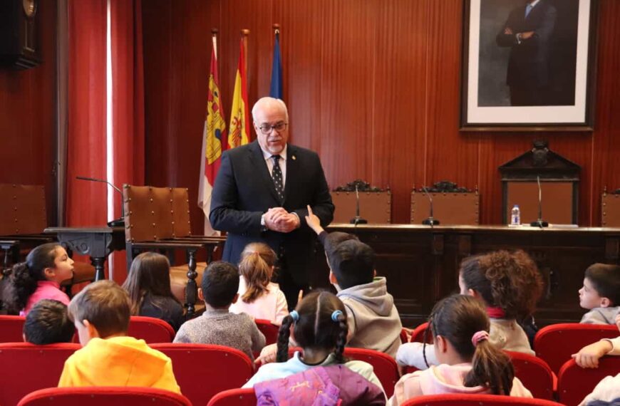 Alumnado del colegio ‘Tierno Galván’ y del  IES Azuer visitaron el ayuntamiento de Manzanares