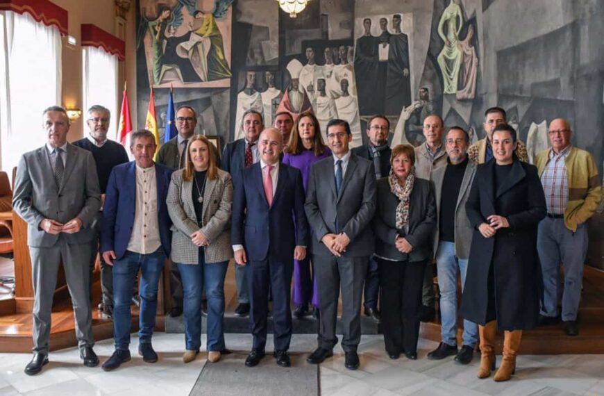 Caballero impulsa una cátedra con la UNED para dar respuesta a la despoblación en Ciudad Real