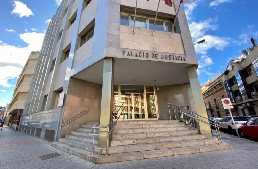 Defensa del acusado de abusar de su pareja, menor de edad, circunscribe los hechos a una relación marital