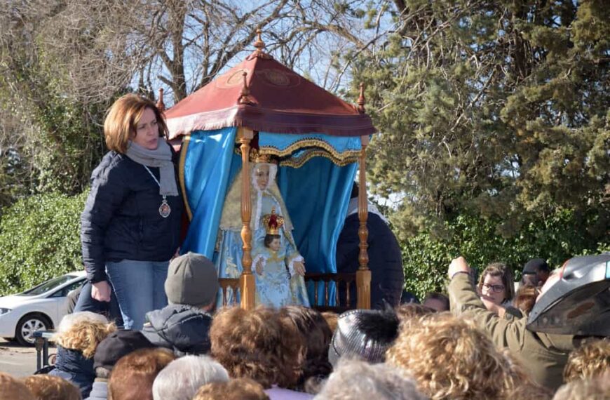 Numerosos fieles de Argamasilla de Alba se reúnen para despedir a la Virgen de Peñarroya en el traslado a su santuario