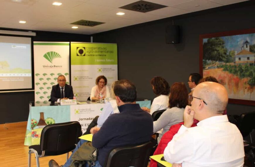 Cooperativas Agro-alimentarias y Unicaja Banco informan a los agricultores de Socuéllamos de las novedades sobre la nueva PAC