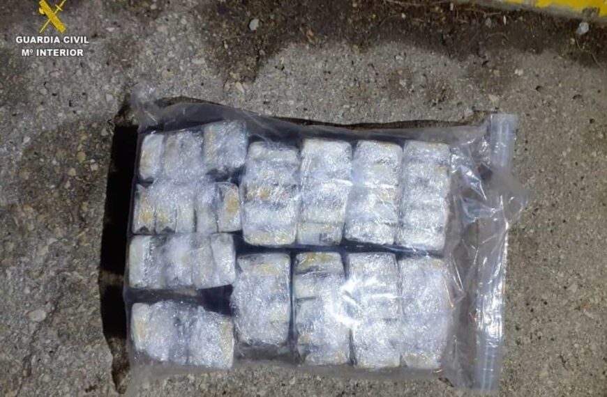 La Guardia Civil aprehende más de 5 kilos de hachís en un vehículo en la A-4, a la altura de Almuradiel