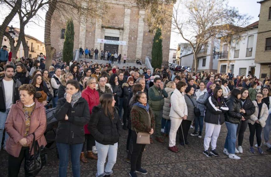 Piedrabuena se concentra para despedir a Belén, la vecina muerta a manos de su marido el pasado fin de semana