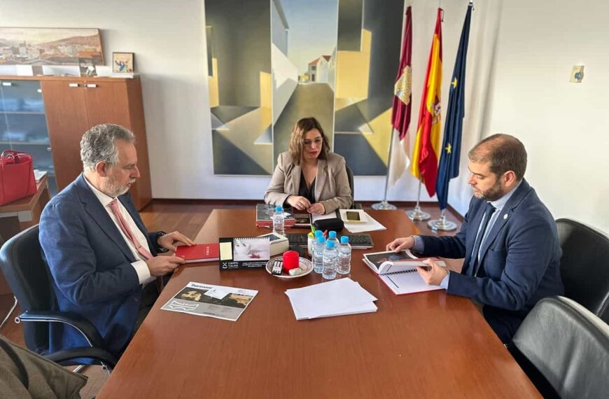 Representantes del Colegio de Ingenieros de Caminos presentan a la viceconsejera de Cultura de la JCCM el I Congreso de Patrimonio y Obra Civil