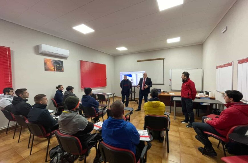 Julián Nieva visita a los 10 nuevos bomberos de la provincia de Ciudad Real que están realizando la formación inicial