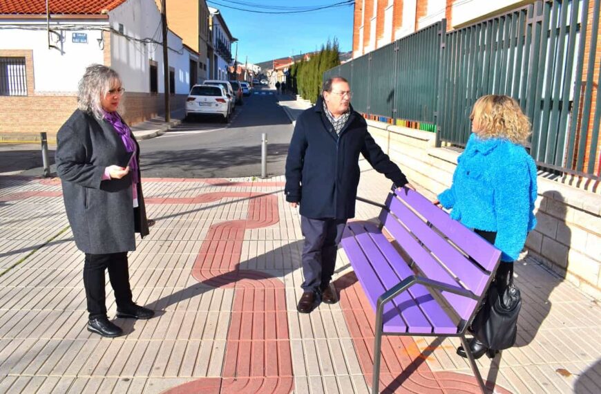 11 bancos violetas en distintas barriadas de Puertollano por la igualdad y la lucha contra la violencia de género