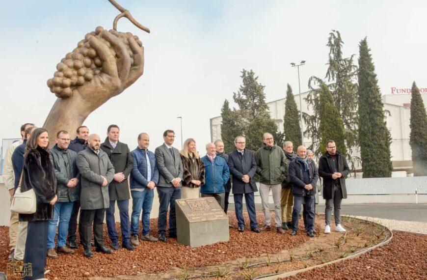 Inaugurada la escultura “Homenaje a la vida y a las gentes de Tomelloso” del escultor Sergio Alonso en la entrada de la ciudad