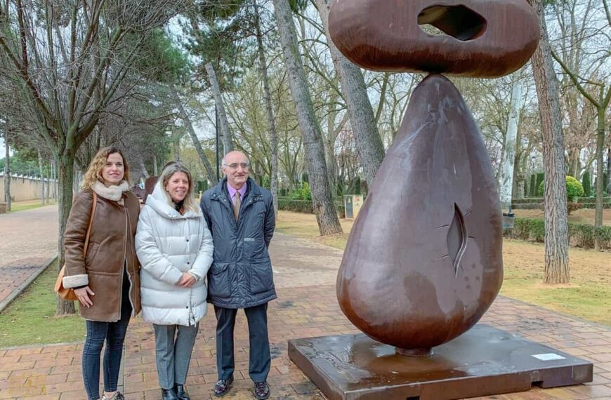 Con la presencia del artista asturiano, Juan Méjica, se ha inaugurado en Tomelloso su exposición “Esculturas Monumentales”