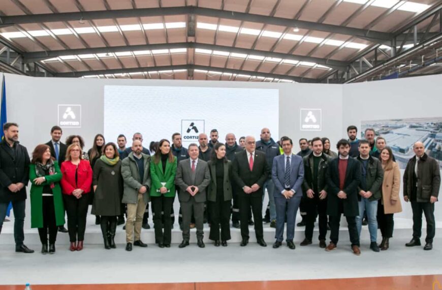 Caballero destaca cómo en un pueblo de 18.000 habitantes como Manzanares se puede innovar y convertirse en una industria puntera, desde la clave de la sostenibilidad