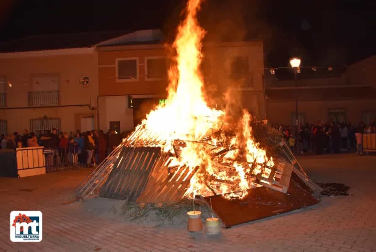 Una velada de convivencia con «puñao y la limoná» ha sido la festividad de San Antón en Miguelturra