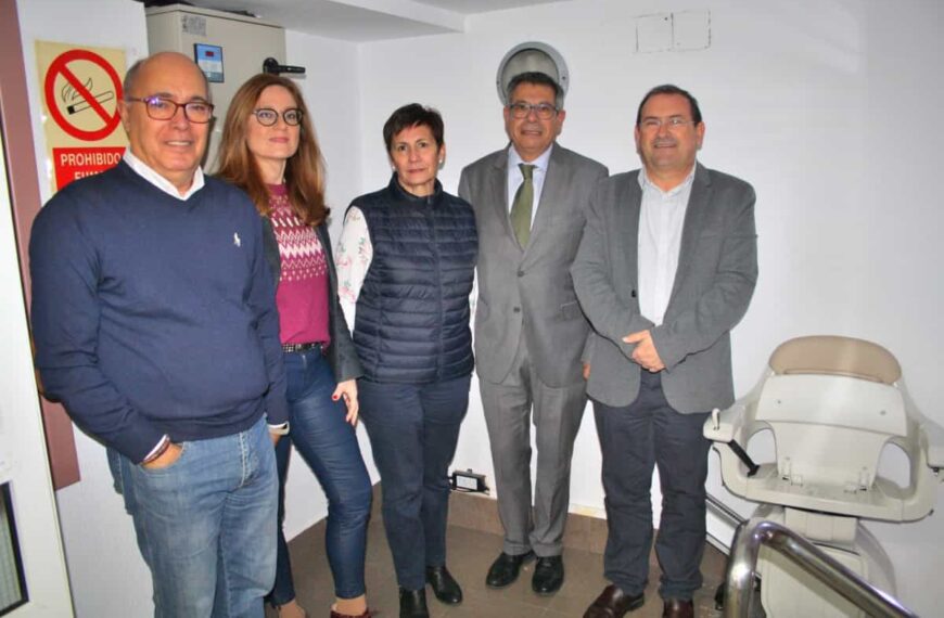 Nueva silla eléctrica en las instalaciones de la Asociación de Vecinos Centro Sur en el Paseo San Gregorio de Puertollano gracias a Iberdrola