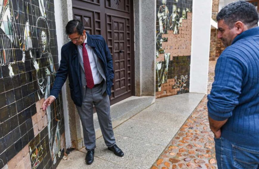 Ante el deterioro del mural cerámico de la iglesia de San Francisco de Asís de Pueblonuevo del Bullaque interviene el Servicio de Conservación y Restauración de la Diputación