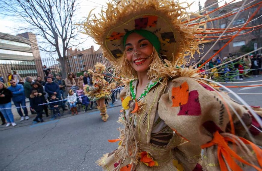 'Los espantapájaros' se alzan con el primer premio del Carnaval de Toledo que reúne a miles de personas en el desfile