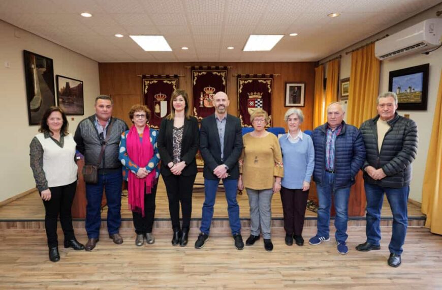 La nueva junta directiva del Centro de Día de Mayores de Argamasilla de Alba firma su constitución