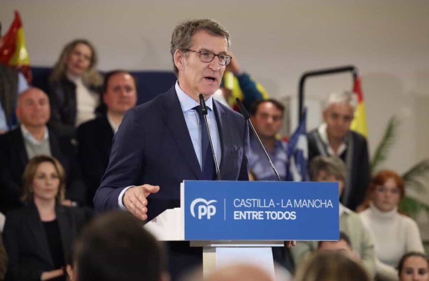 Feijóo ve "impresentable" que se prohíba al jefe de la oposición visitar a las tropas españolas desplegadas en Letonia