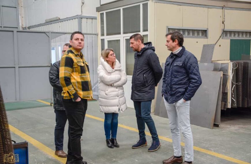 Mecafa una empresa tomellosera especializada en instalaciones agroindustriales recibió la visita de la alcaldesa de la localidad