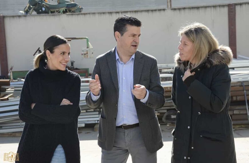 La empresa tomellosera Perfilados Ortiz Cano en el camino del Campo ha recibido hoy la visita de la alcaldesa