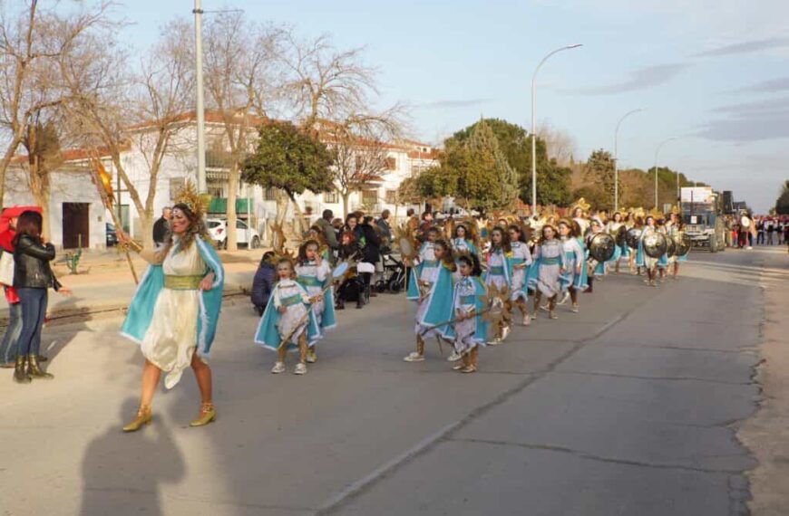 Argamasilla de Alba se llena de color y alegría en el Gran Desfile de Comparsa de Adultos