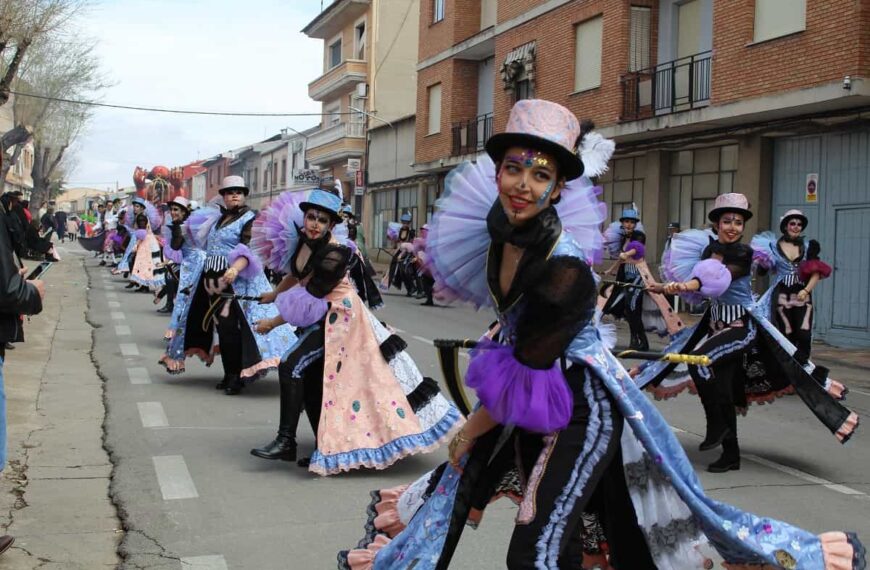 Cerca de 1.200 personas desfilarán este domingo en el 32º Concurso Regional de Carrozas y Comparsas de Villarrubia de los Ojos