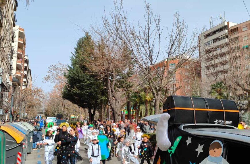 1.300 niños y niñas participaron en el colorido desfile del primer fin de semana carnavalero en Puertollano