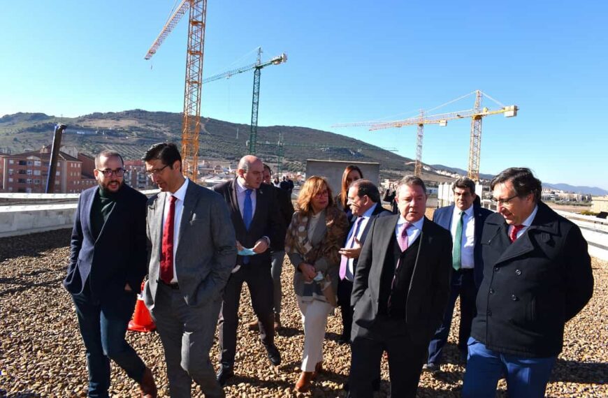 La llegada de un nueva empresa a Puertollano creará cientos de puestos de trabajo adelantó en su visita el presidente regional