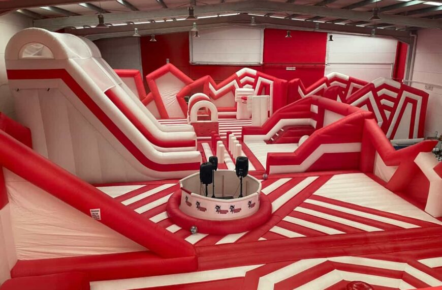 El alcalde de Puertollano ha visitado Ninja Park espacio de ocio infantil y juvenil con el hinchable más grande de CLM