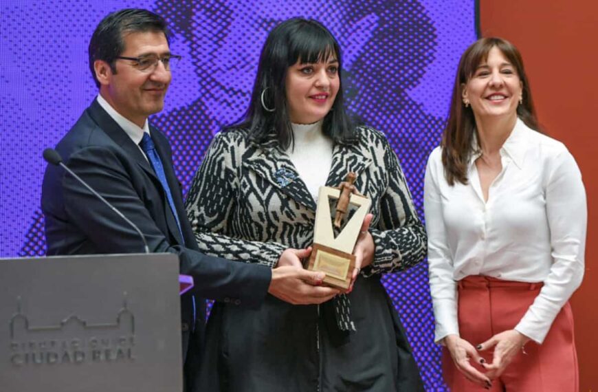 Caballero en la entrega del I Premio Concha Tolosa: ayudar y de estar al lado de quienes deciden abandonar la prostitución, perseguir las mafias y transformar la mentalidad de los varones que la justifican