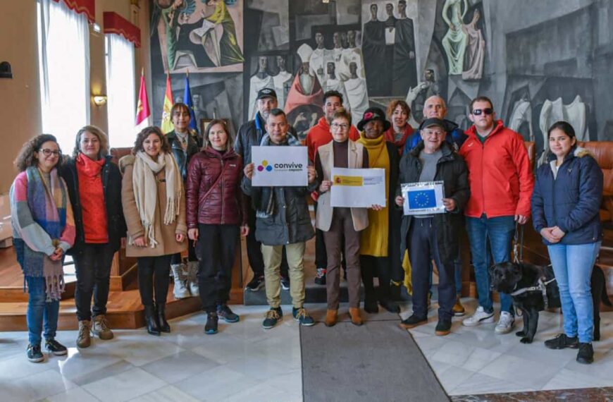 Usuarios de la Fundación Cepaim admiraron la arquitectura y riqueza artística del  Palacio Provincial de Ciudad Real que visitaron hoy