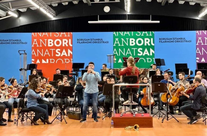 El trompetista Manuel Blanco sube el telón en Turquía tras los terremotos en un concierto benéfico ante 2.300 personas