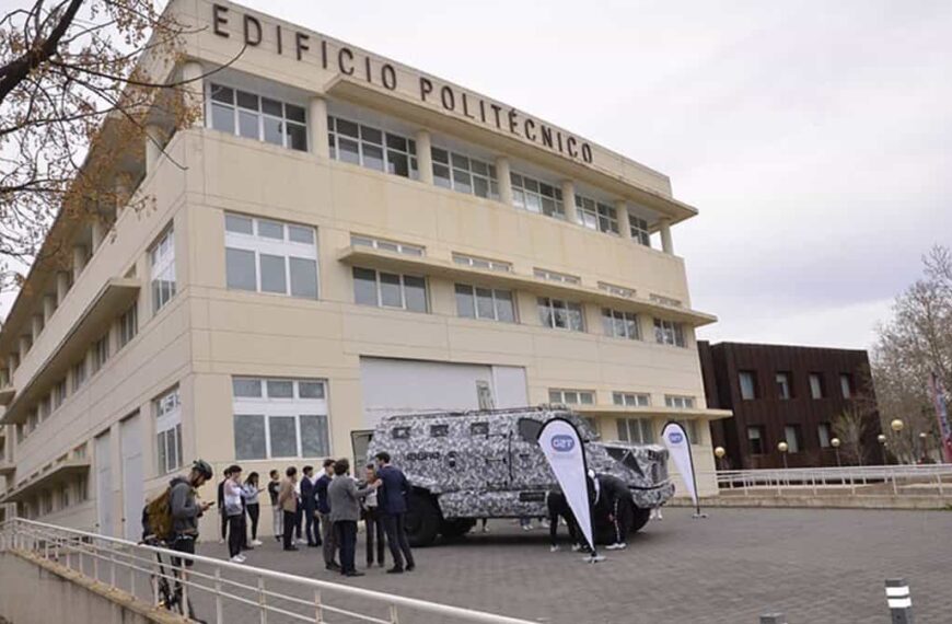 Estudiantes de Ingeniería Industrial del Campus de Ciudad Real adquieren conocimientos sobre el vehículo táctico blindado multipropósito Ibero.