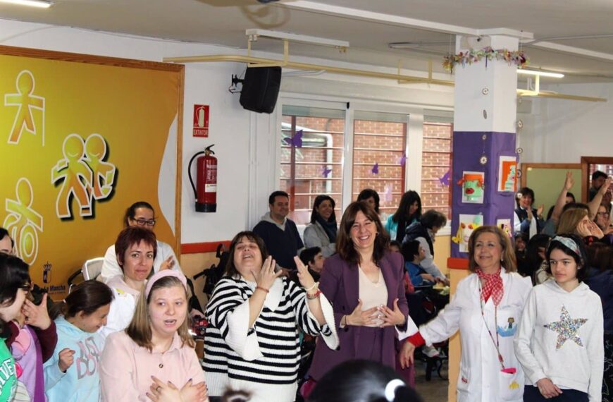Fernández aboga por un cambio social que valore a las mujeres cuidadoras de niños con discapacidad.
