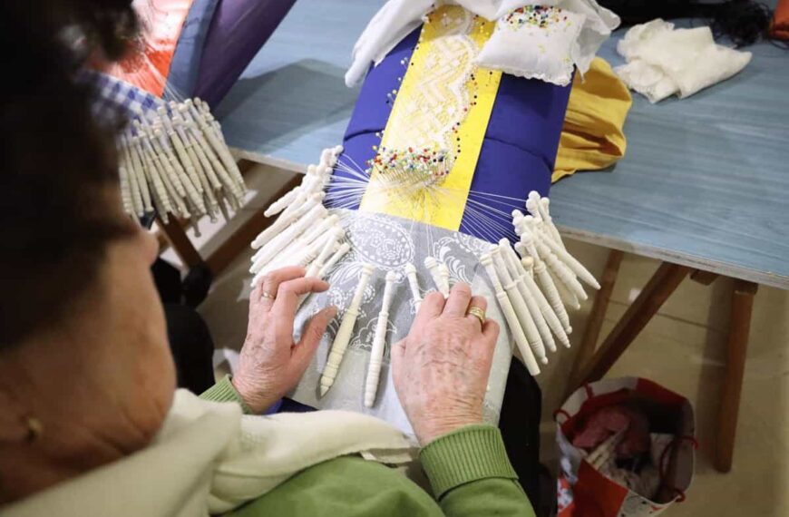 La Universidad Popular de Almagro difunde la técnica del encaje de bolillos en toda Europa.