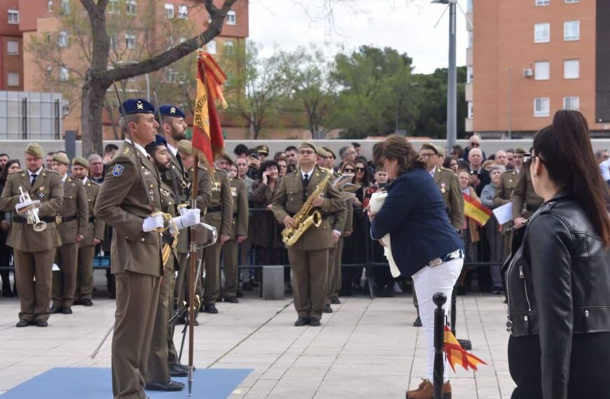 Más de 300 individuos juran lealtad en la ceremonia de la bandera en la Puerta de Toledo de Ciudad Real