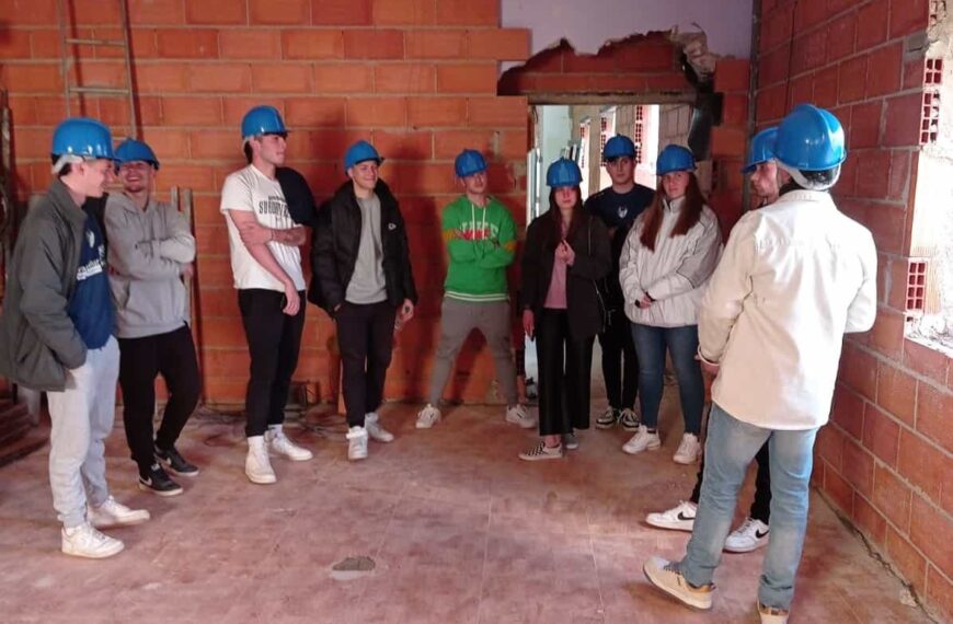El alcalde de Poblete y un grupo de jóvenes de la localidad visitan las obras de la futura Casa de la Juventud