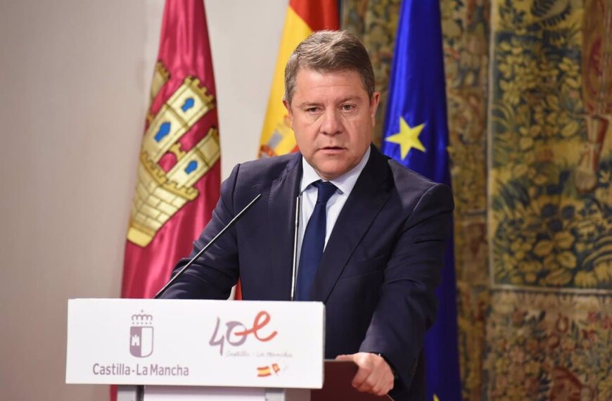 Page defiende la tubería manchega y lamenta acusaciones de corrupción infundadas basadas en denuncias no admitidas.