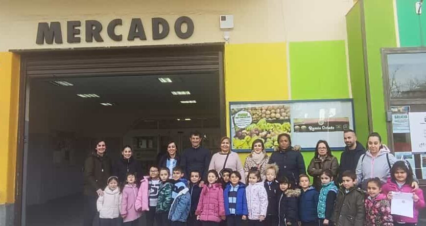 Los alumnos de 5 años del Colegio San José de Puertollano visitan el Mercado municipal