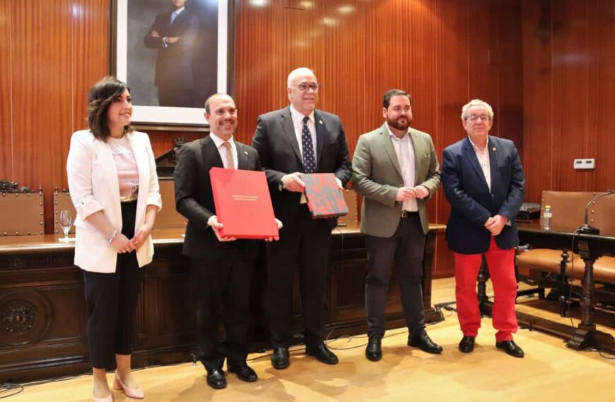 Un ejemplar conmemorativo del 40 aniversario del Estatuto de Autonomía de CLM entregado al Ayuntamiento de Manzanares