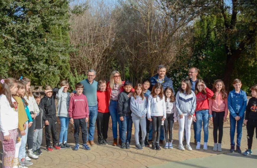 Escolares plantaron diferentes especies vegetales en varias zonas verdes de Tomelloso para conmemorar el Día de Árbol