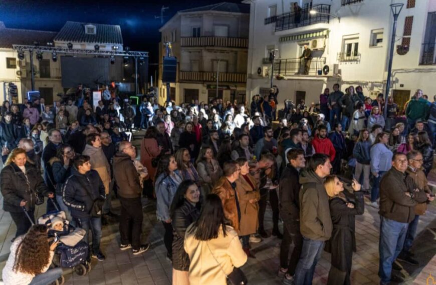 Saceruela inauguró la remodelación de la plaza en la que la Diputación ha invertido 179.000 euros