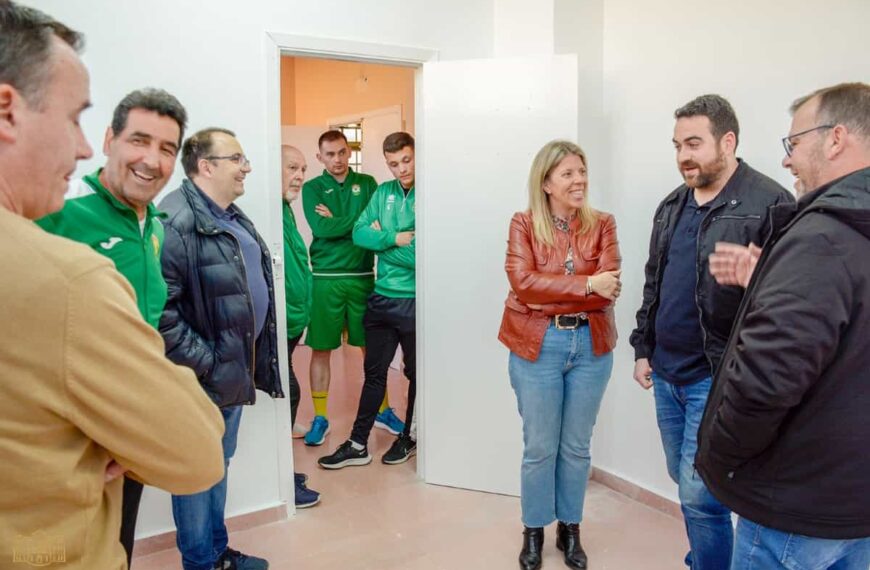 Responsables del Tomelloso Fútbol Sala recibieron las llaves de la nueva sede social por parte de la alcaldesa de la localidad