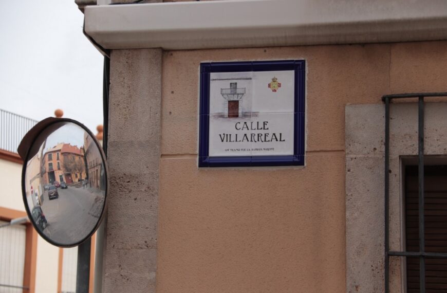 Nuevas placas cerámicas identifican 11 calles del casco histórico de Manzanares iniciativa del colectivo “El Zaque”