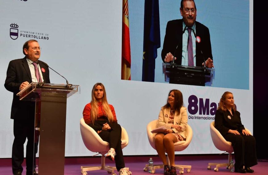 Marta Francés Gómez y Cristina Ruiz Paredes de Puertollano recibieron hoy el Premio por la Igualdad de la Diputación de Ciudad Real
