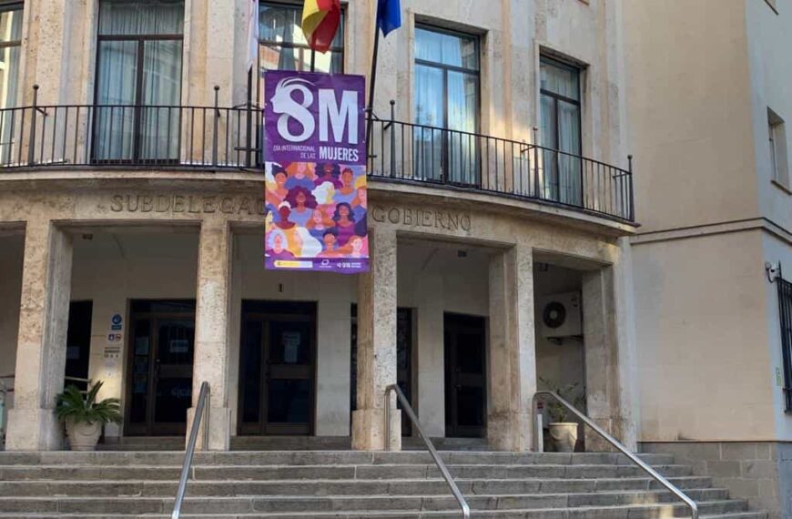 La Subdelegación del Gobierno despliega el cartel que conmemora el 8-M, Día Internacional de la Mujer