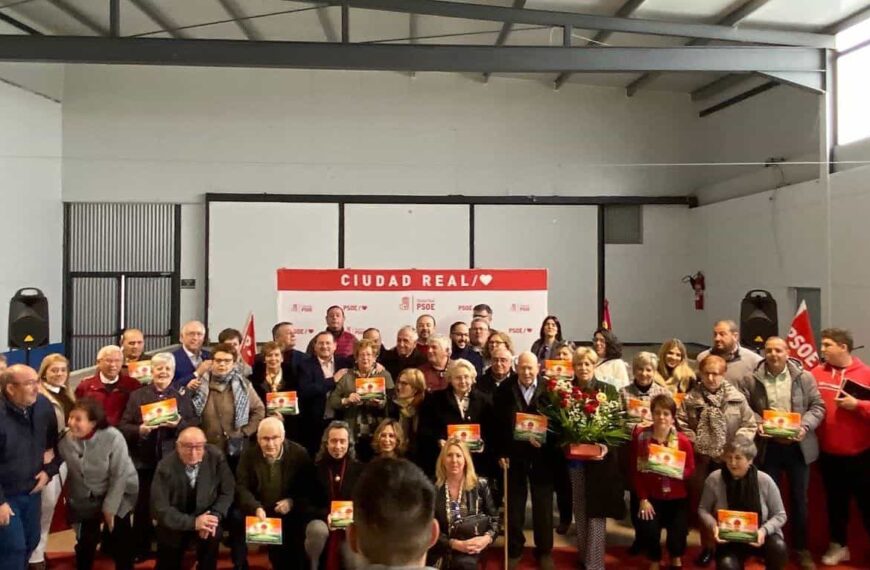 El PSOE homenajea a los concejales que le han representado estas cuatro décadas en Villamayor de Calatrava y presenta a su candidata a la alcaldía