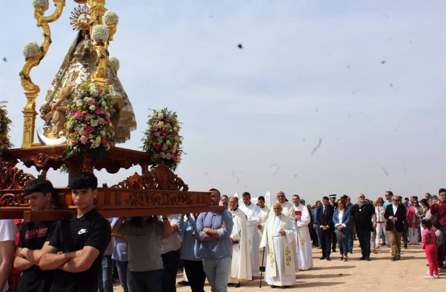 El pueblo de Campo de Criptana celebra los 800 años de la aparición de su Patrona, la Virgen de Criptana.