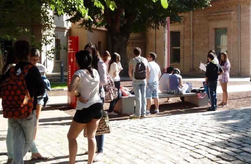 La UCLM ampliará su oferta de plazas para Grado en el curso 2023-2024, ofreciendo un total de 6.496 plazas, 261 más que en el año anterior.