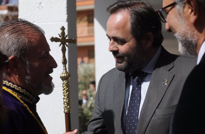 Núñez reafirma su compromiso ante notario para mejorar la sanidad ante preocupantes listas de espera.